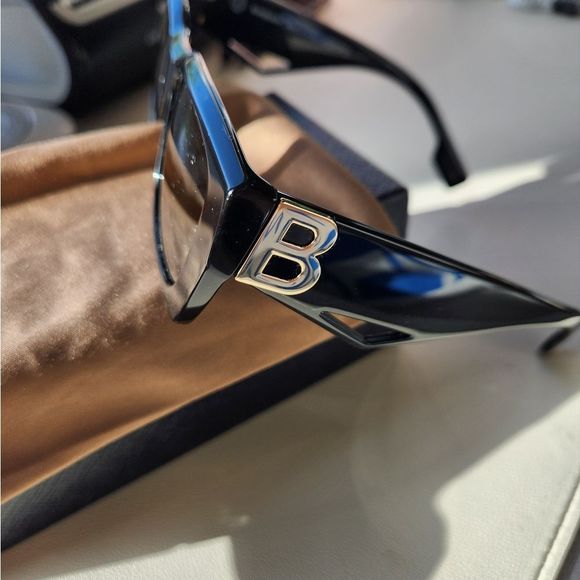 BURBERRY Motif Black Rectangle Sunglasses - Picture 2 of 9